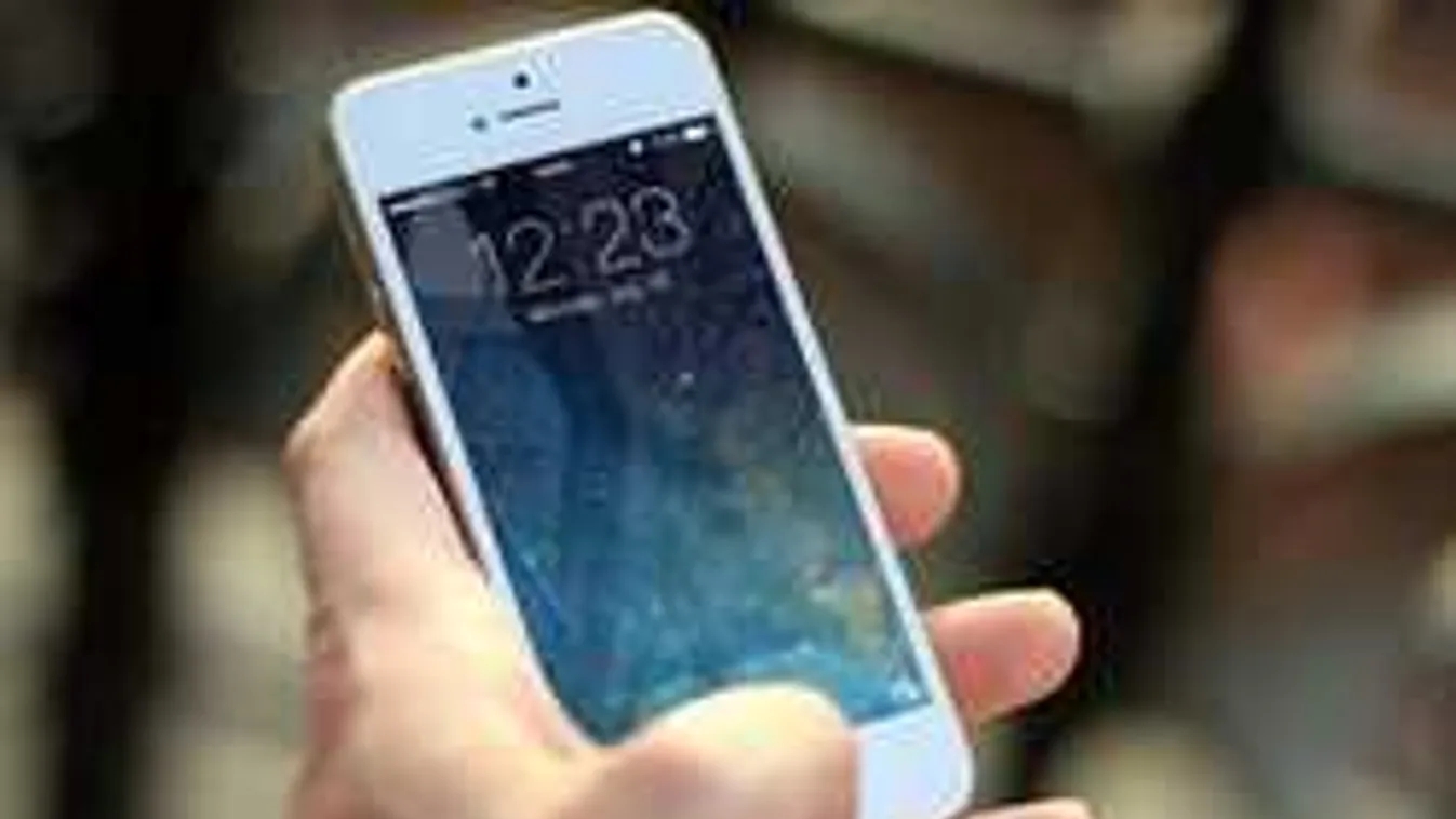 Ezt árulja el személyiségedről, hogyan tartod kezedben a telefonodat