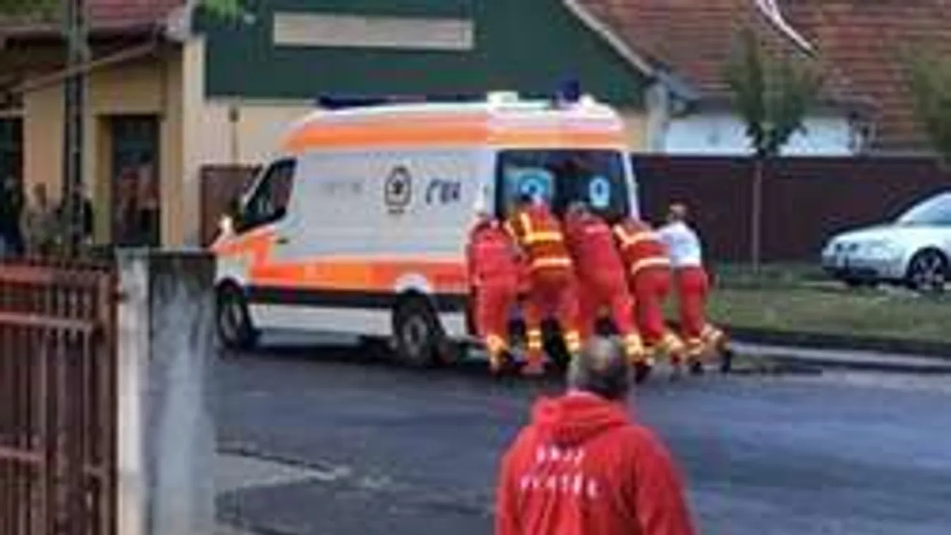 Elakadt mentőautó Mátészalkán - egységben az erő