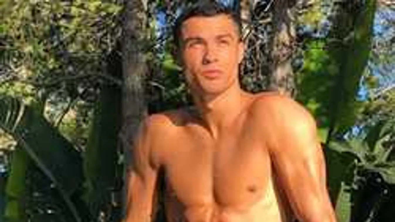 Cristiano Ronaldo először a három gyermekével!