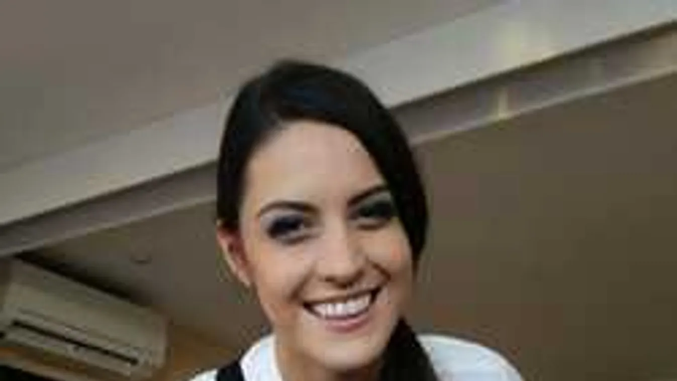 Kéjesen mutogatja vénuszdombját a vadító szépség