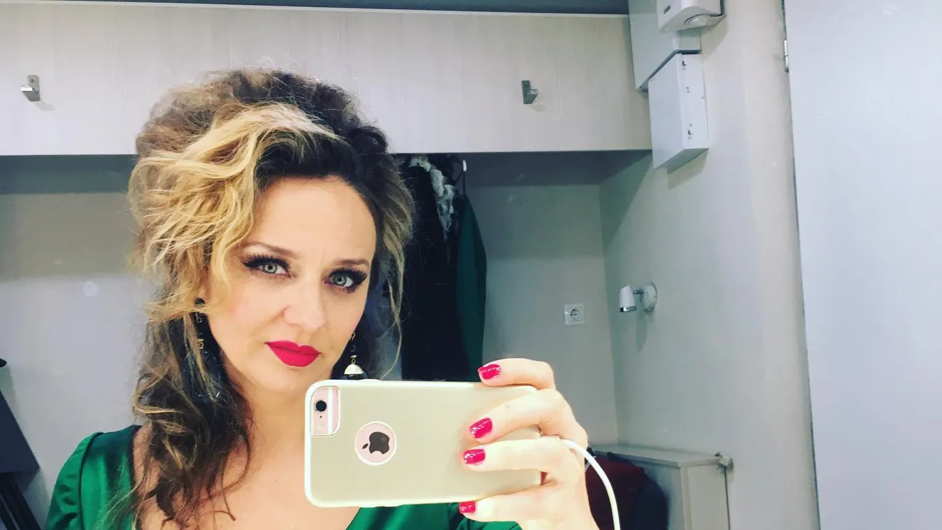 Virágok között pózolt a magyar színésznő, valaki lefotózta