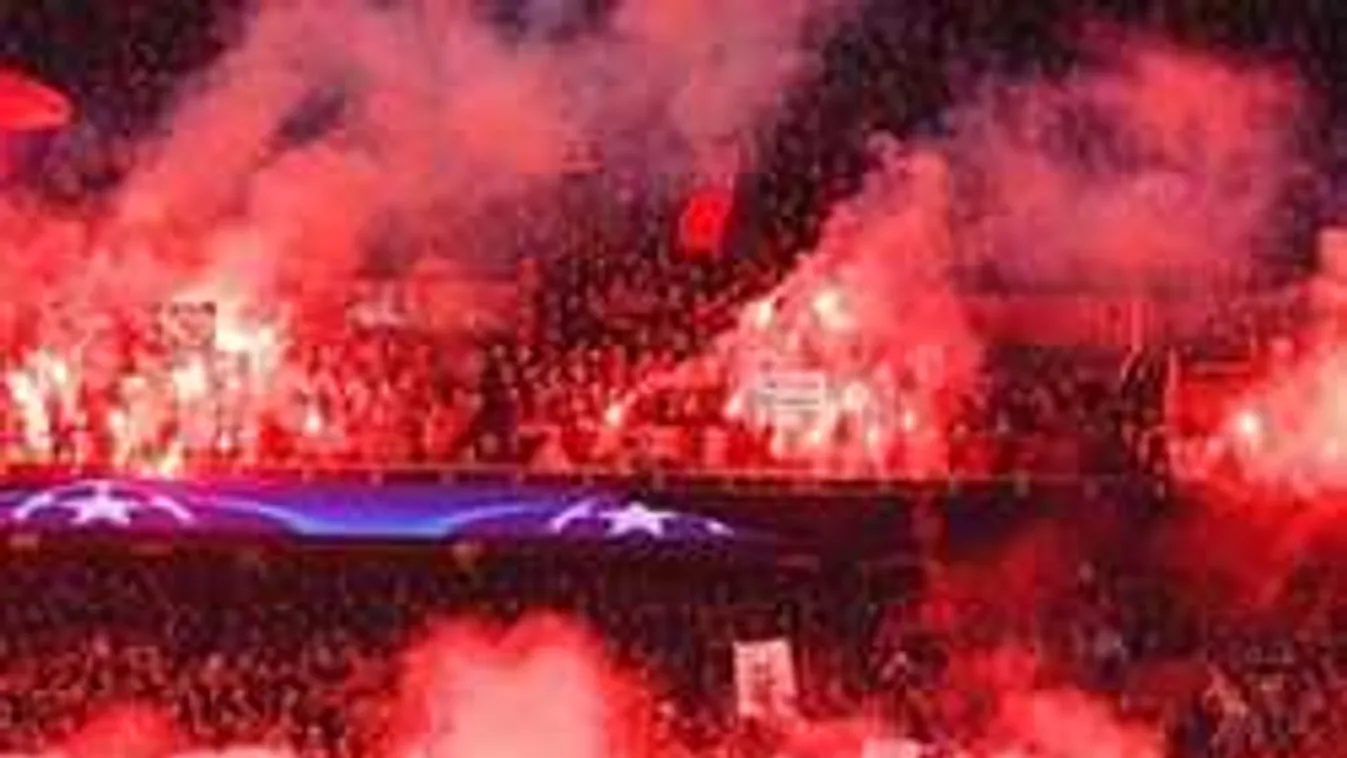 Áll a bál Párizsban, ötszázan támadtak a sztárokra