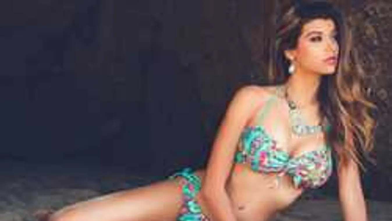 Apró bugyiban óriásit terpeszt a nagy mellű színésznő