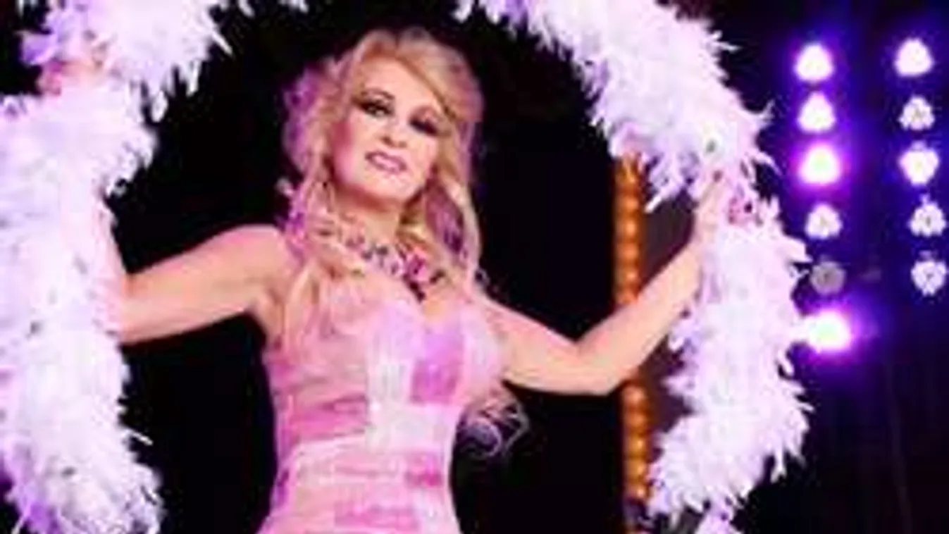 Ilyen trükkökkel hajt Kiszel Tündére izmos celeb hódolója