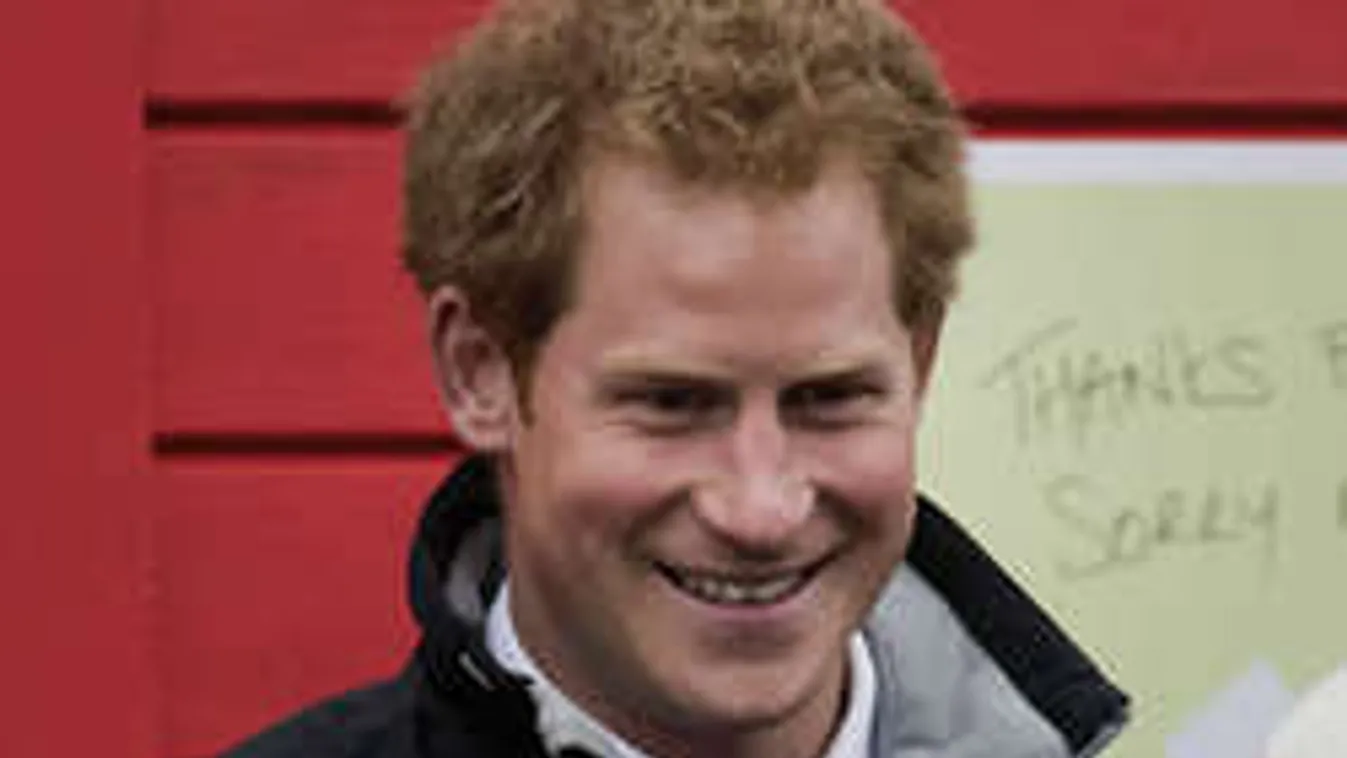 Ezzel a barna bombázóval randizgat Harry herceg - Fotó