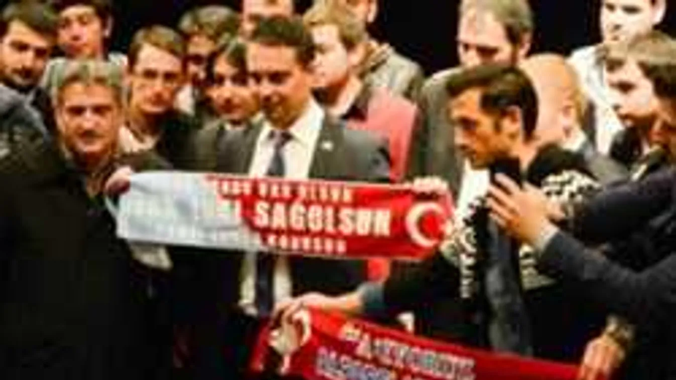 Vona kapkod, kínjában összevissza magyarázkodik