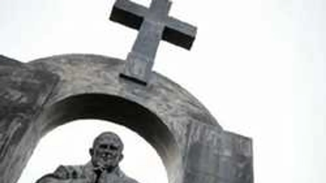 Kereszttel együtt költöztetik el II. János Pál emlékművét