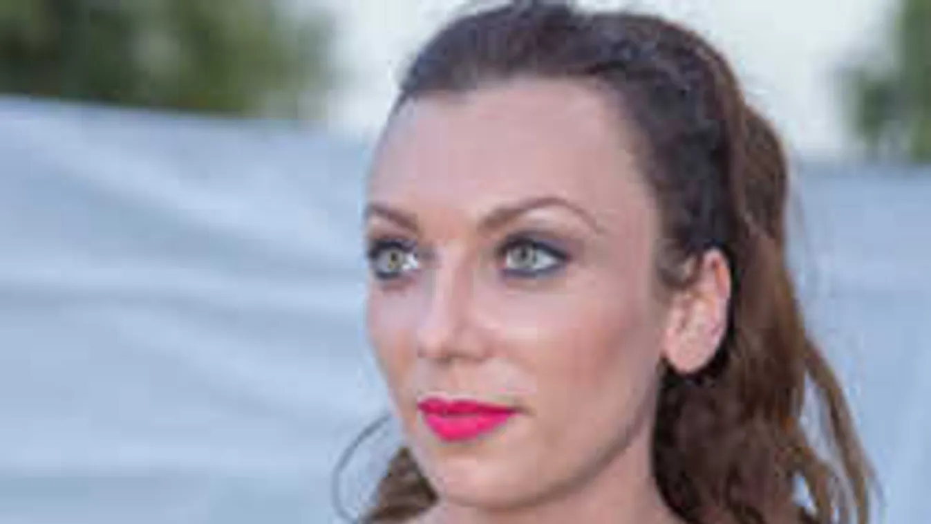 Rúzsa Magdi többször is megpróbál megütni valakit - videó