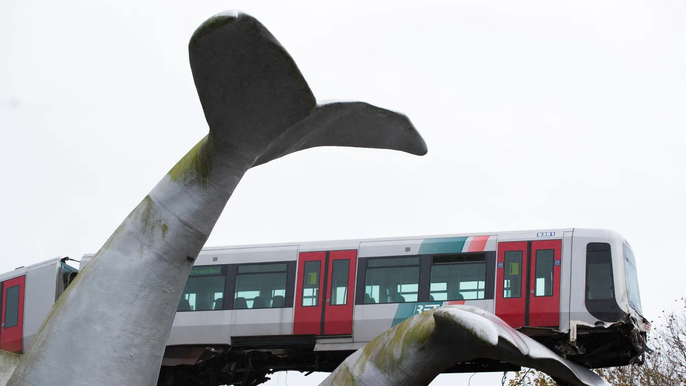 Ezt látnod kell: hatalmas szobor fékezte meg a kisiklott metrót – brutális fotók