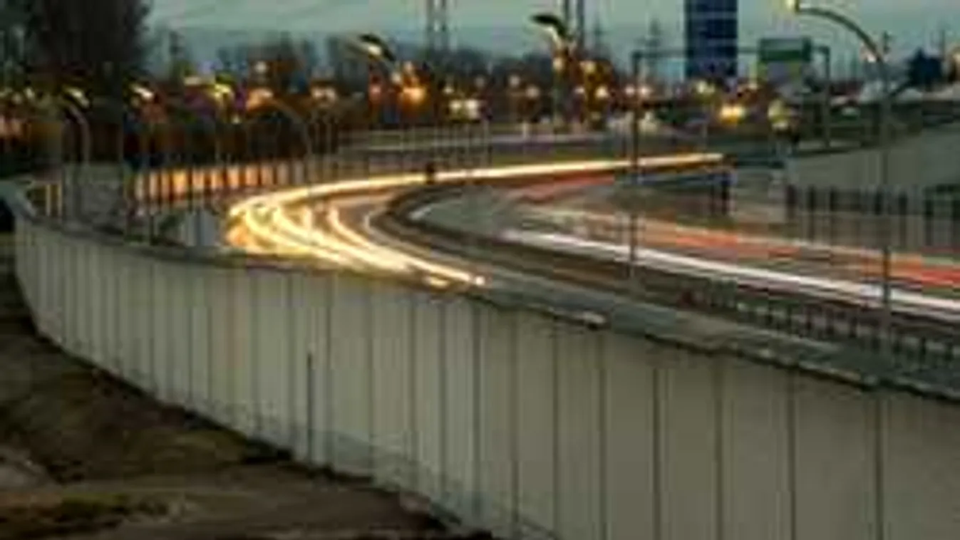 Hihetetlen egyszerű a trükk: Így szöknek át a falon a migránsok