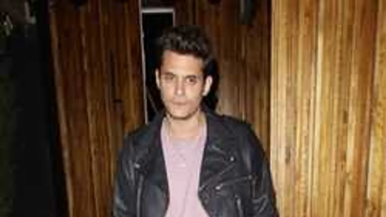 Mi történt? Pár óra alatt teljesen megváltozott a sztárénekes