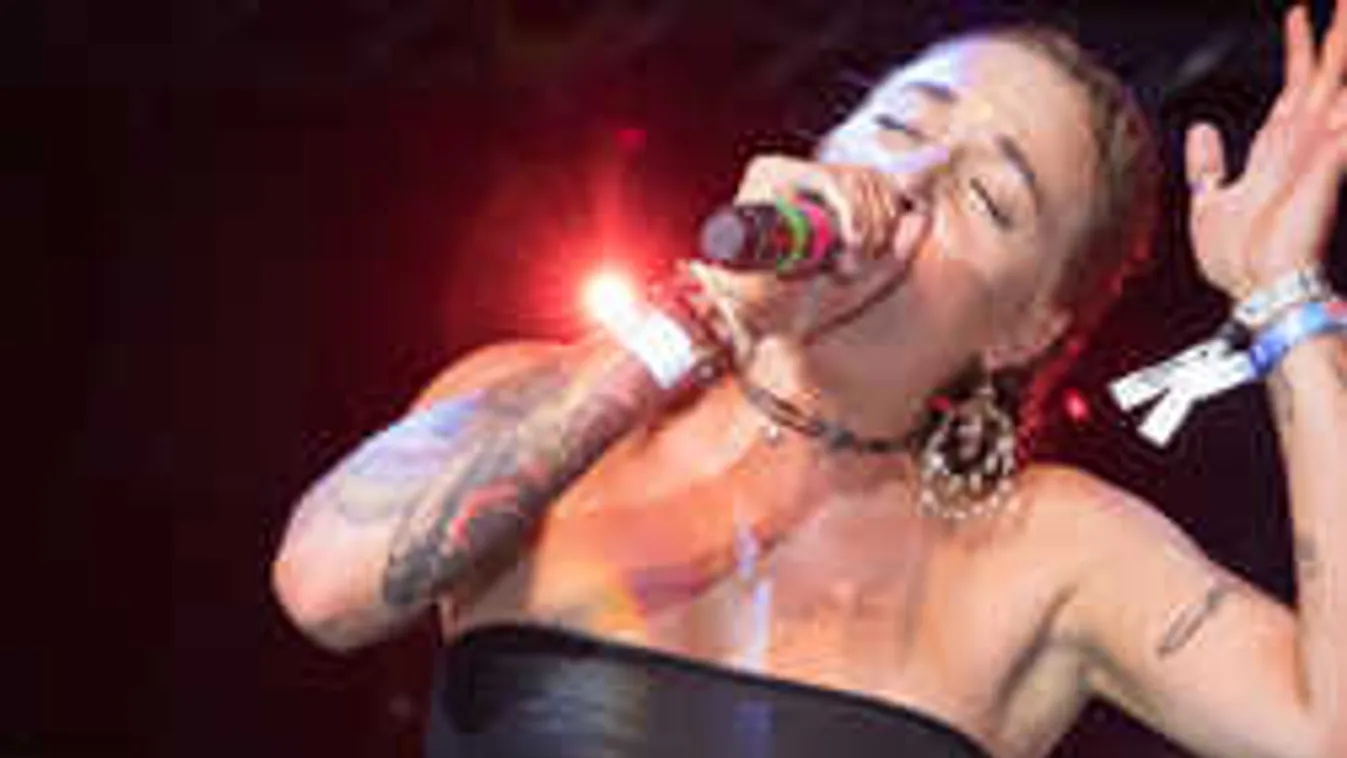 Dráma a színpadon, élő adásban sírta el magát Tóth Gabi