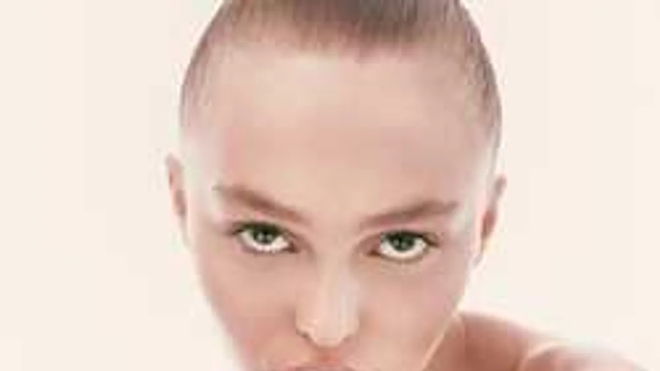 Johnny Depp tinilánya levetkőzött egy divatmagazinnak!