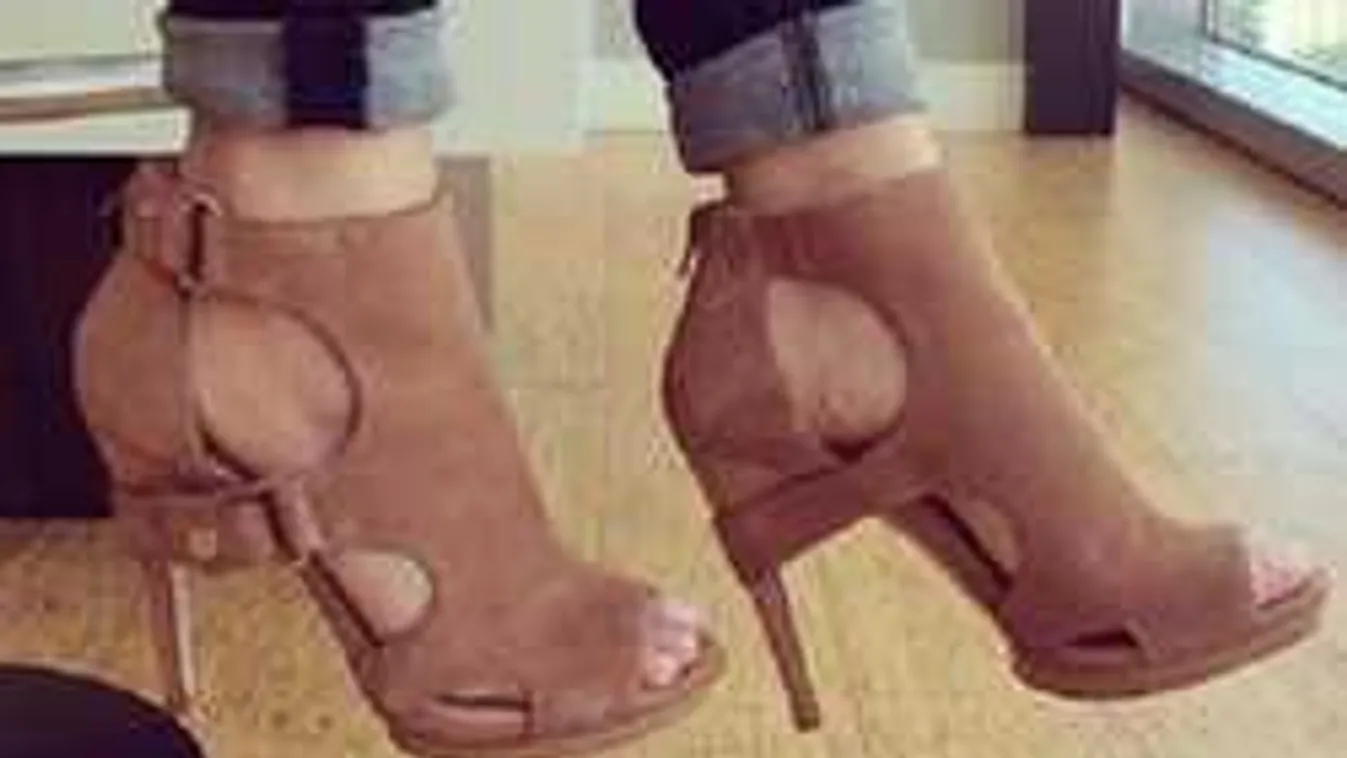 Itt a tavasz legnagyobb divatdurranása: ennél szexibb cipő nincs!