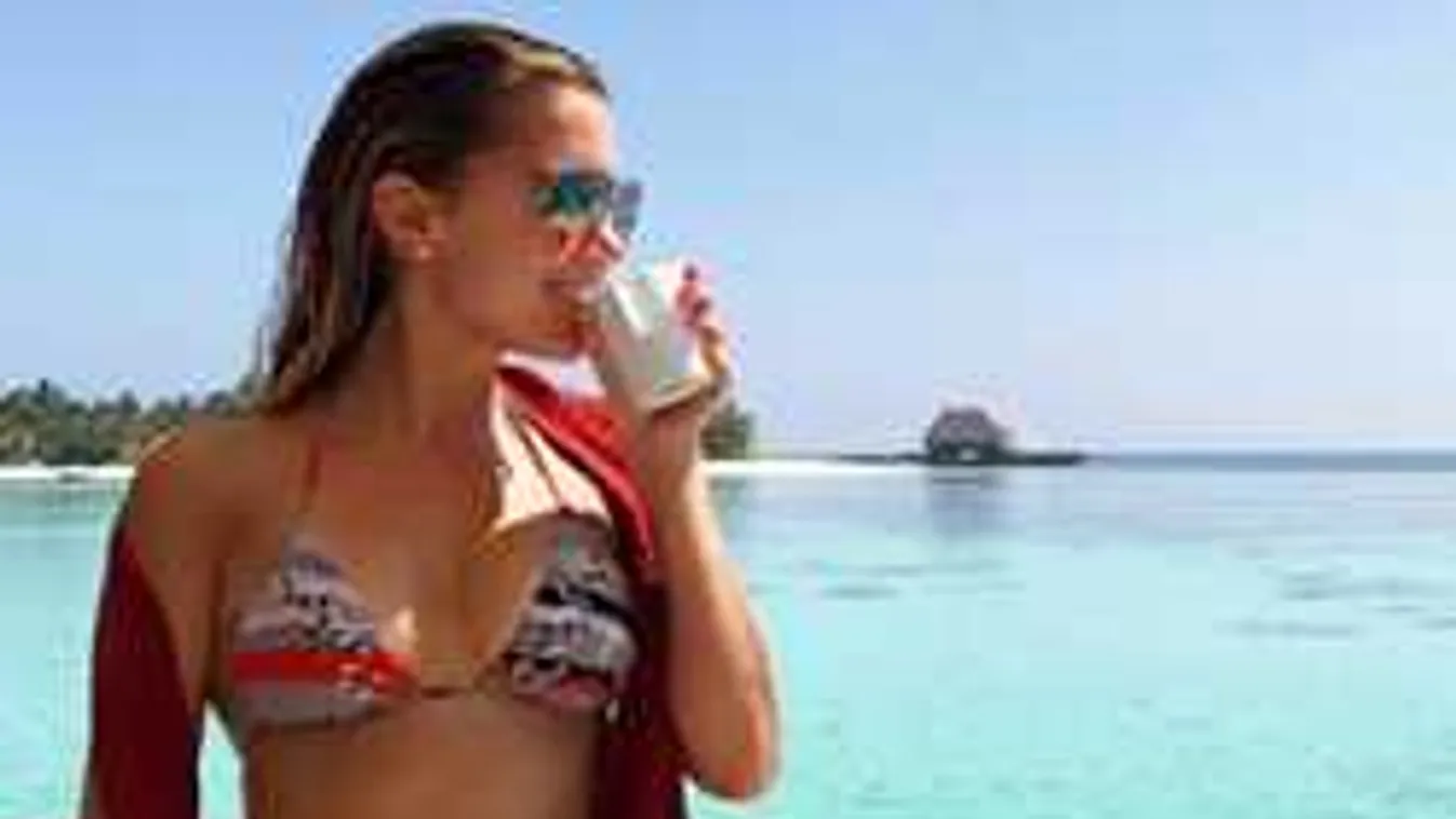 Vetkőztetik a világ legdögösebb focistafeleségét