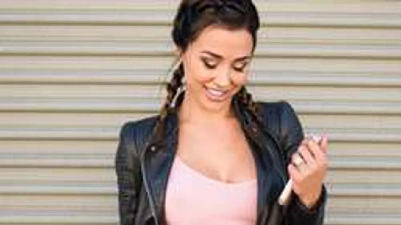 Lehúzta bugyiját a pucér, nagy mellű bombázó