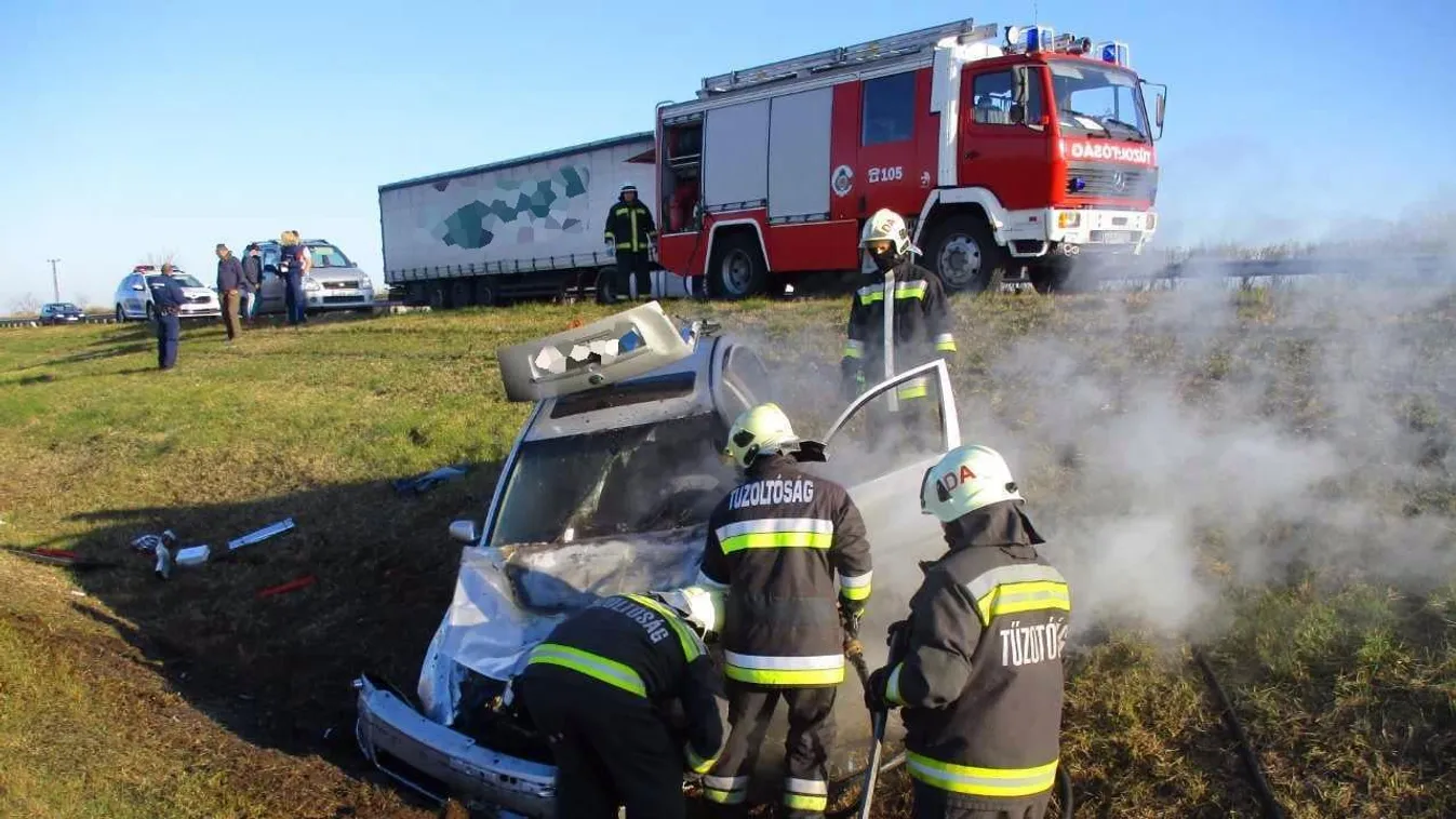 Brutális baleset az M5-ösön: többször megpördült, majd kigyulladt az autó – fotók