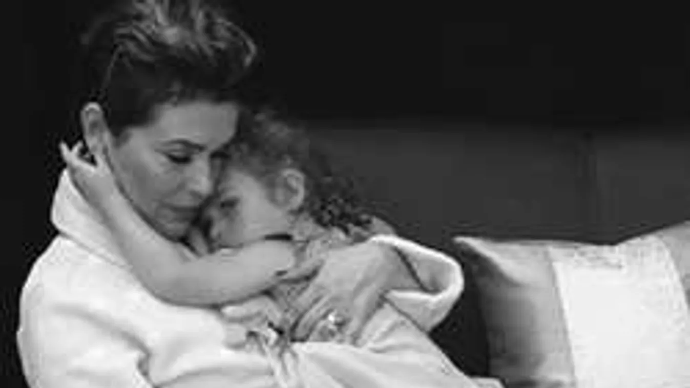 Szoptatás közben villantott a népszerű színésznő