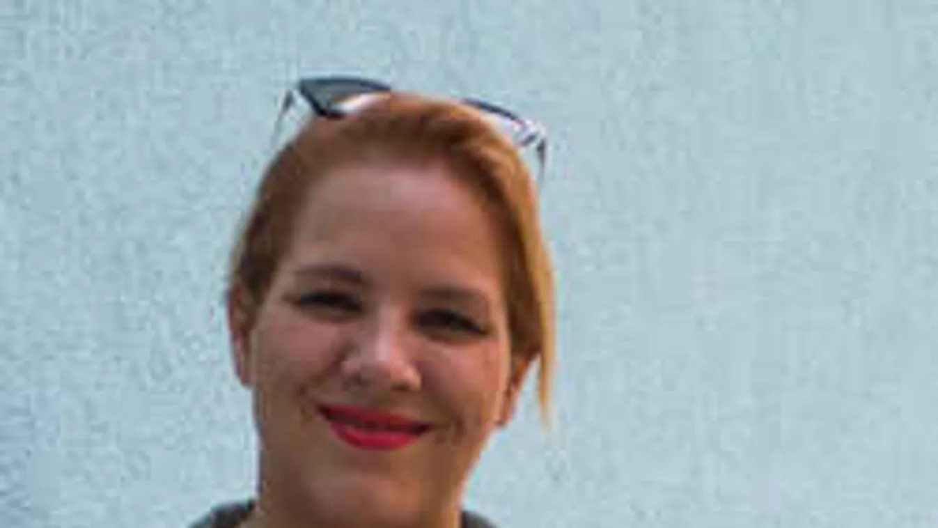 Egyre bátrabb: Melltartó nélkül pózol Tóth Vera