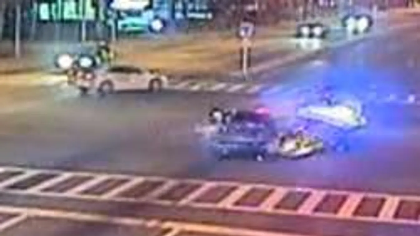 Rendőrautó horrorbalesete a kereszteződésben!