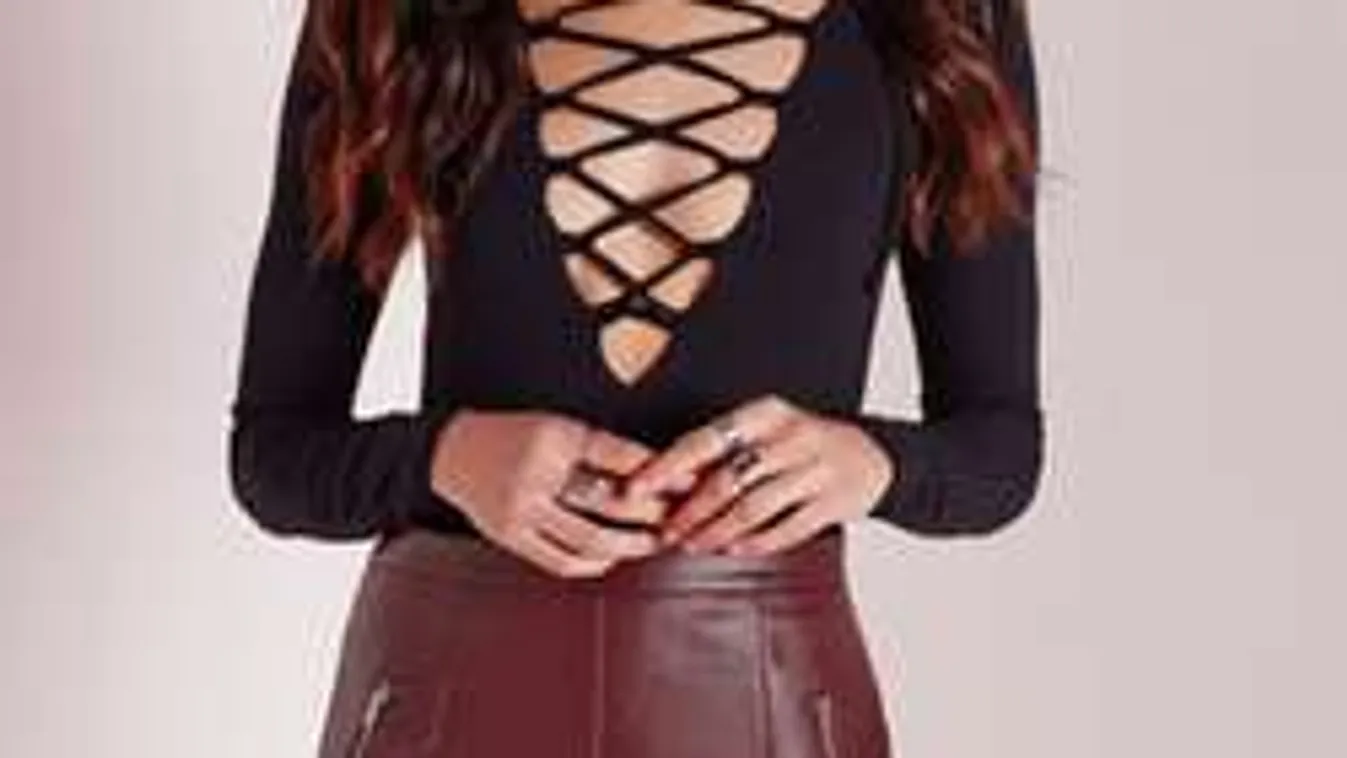 Visszatér a műbőr divatja, végre minden nő szexi bombázó lehet!