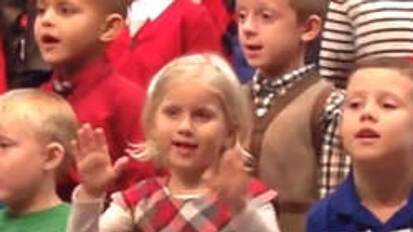 Ez az imádni való pici lány az óvodai karácsony hőse lett
