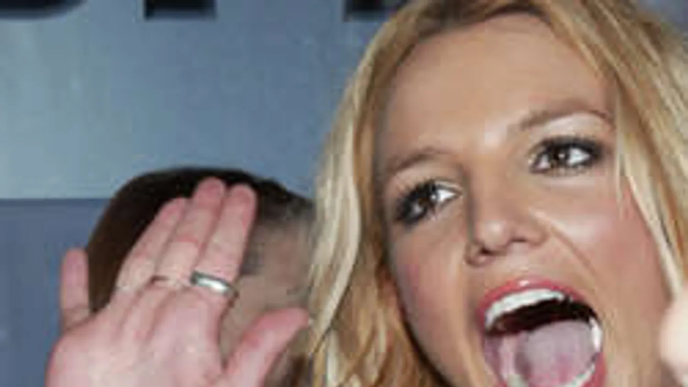 Eszméletlen dögöset villant Britney Spears a fürdőruhás szelfijén!