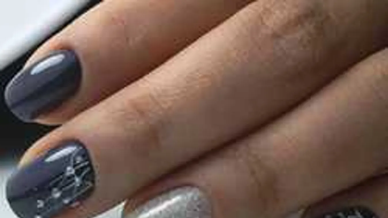 Íme a manikűr, ami szürke, de mégsem unalmas