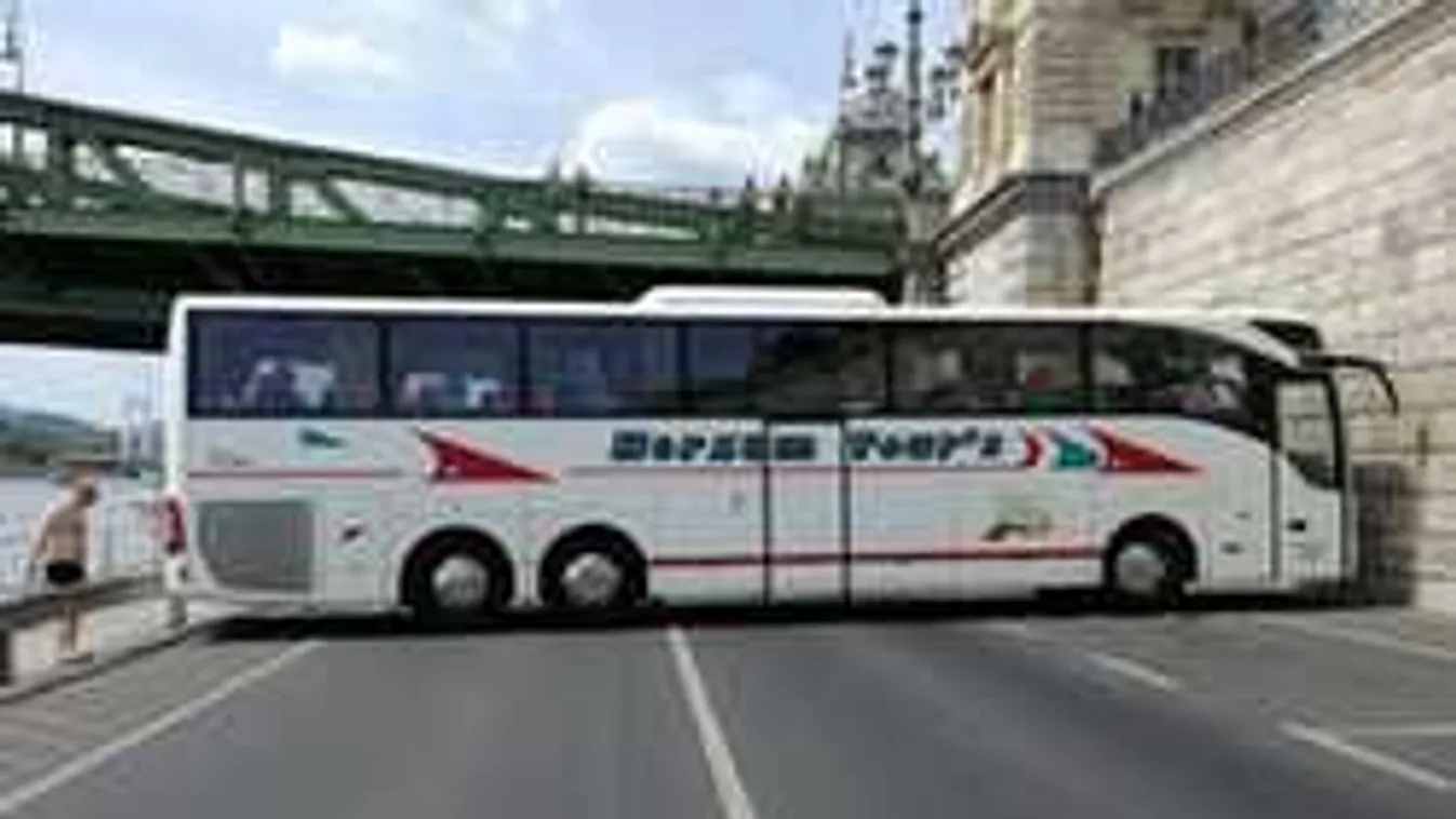 Az év legbénább parkolását hozta össze a buszsofőr a rakparton! - videó