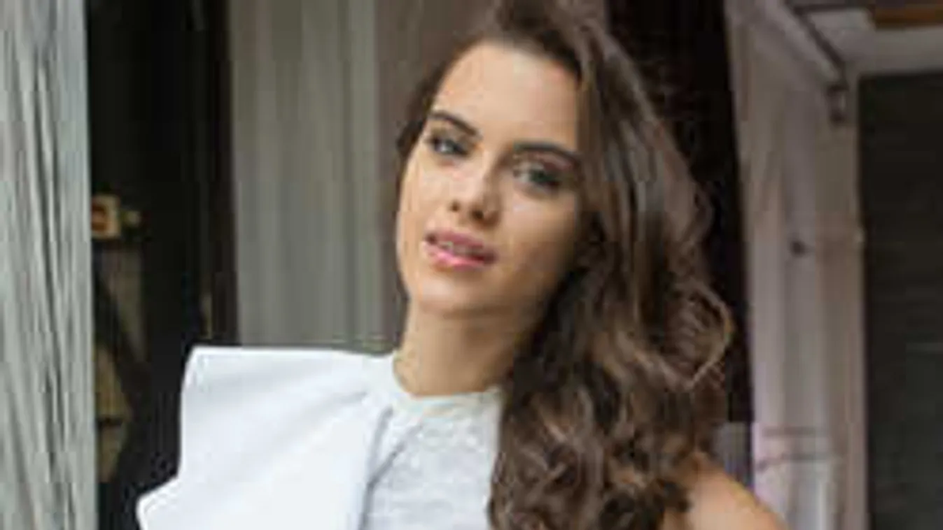 Csipkés fehérneműben mutatta meg kebleit a magyar sztár