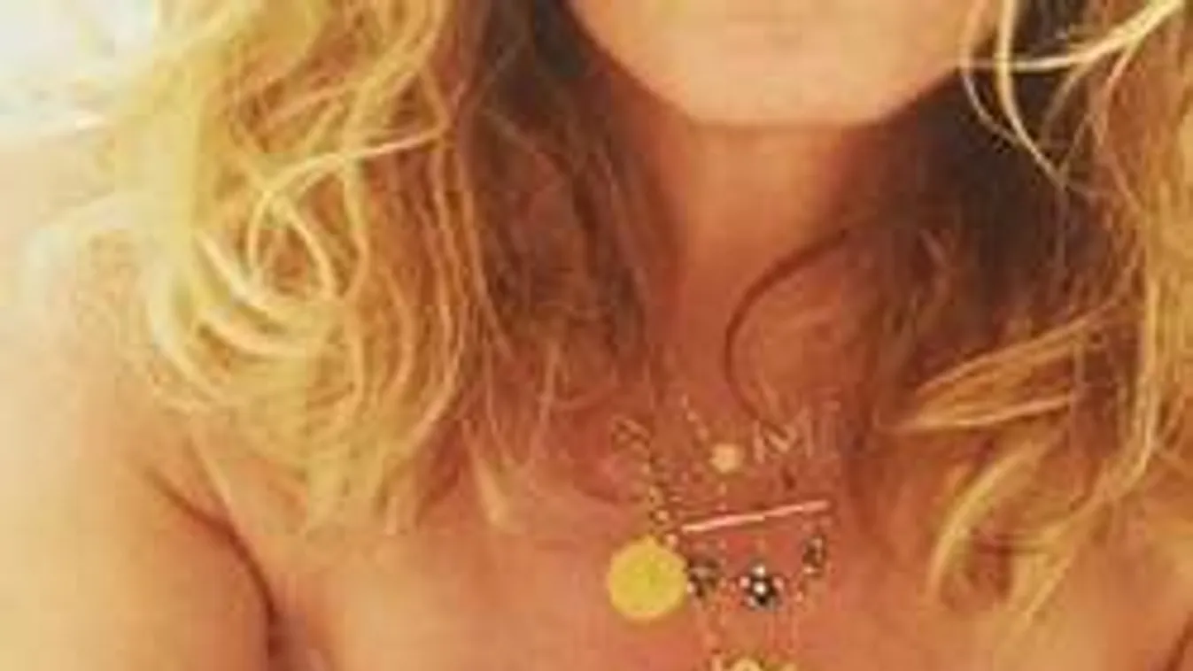 Újabb híres énekesnő vetkőzött le Hillary Clintonért