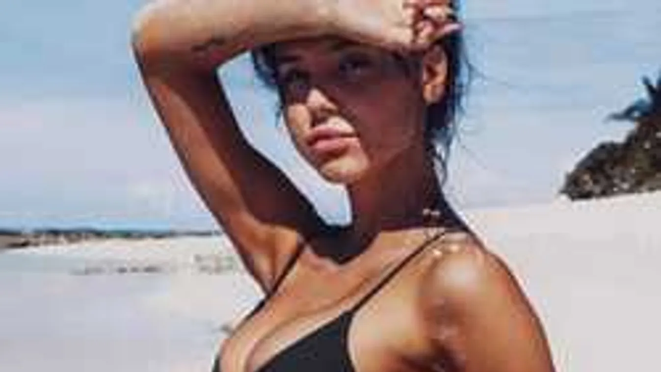 Levetkőzött, bugyi nélkül pózolt a formás fenekű szépség