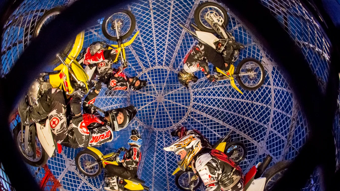 Brutális balesetet szenvedett egy artista. Kirepült a halálgömbből