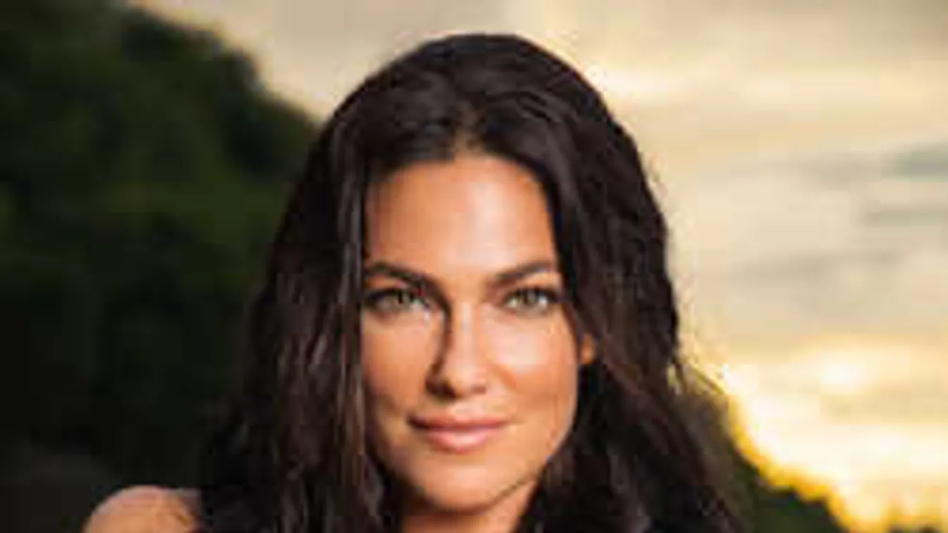 Szexi ajándékot ad a dögös magyar modell