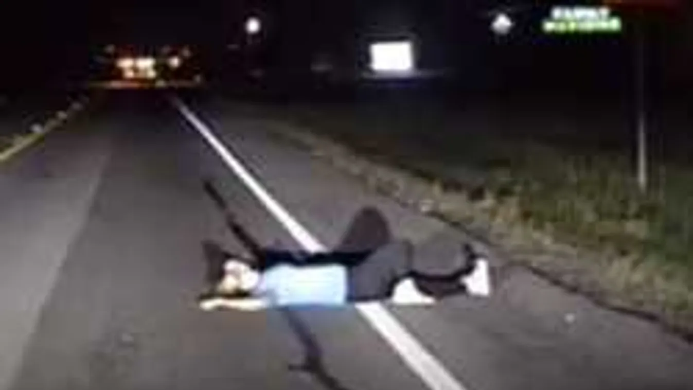 Az autóút közepén aludt a részeg nő, majdnem tragédia lett belőle - videó