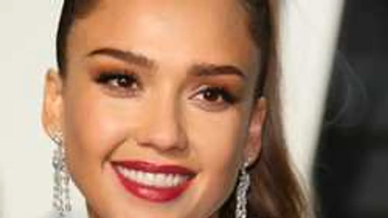 Megszületett a gyönyörű színésznő kisfia, itt az első babafotó