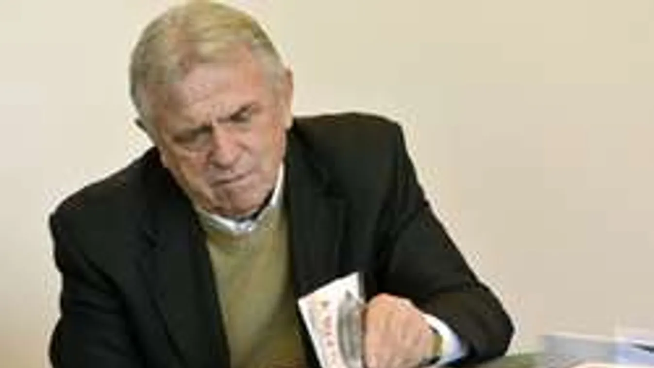 Kiderült, mi a baj! Műtét vár a legendás magyar focistára