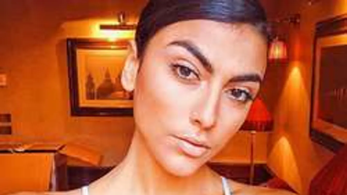 Véletlenül villantottak vénuszdombot a dögös modellek!