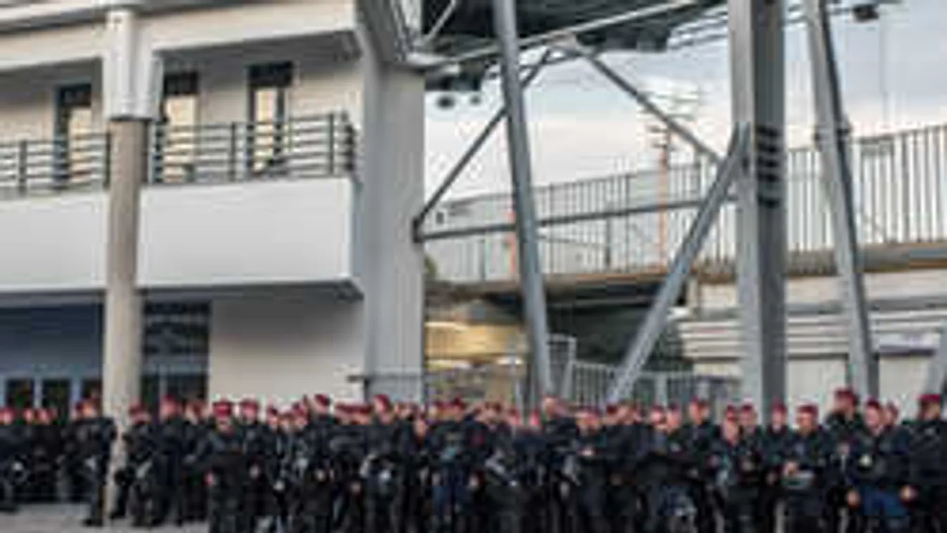 Leleplező fotó, humorista lógott be a magyar stadionba
