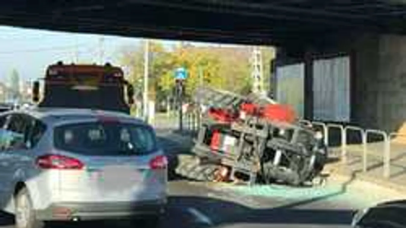 Különös balesetről érkezett fotó, híd alá szorult egy teherautó Pesten