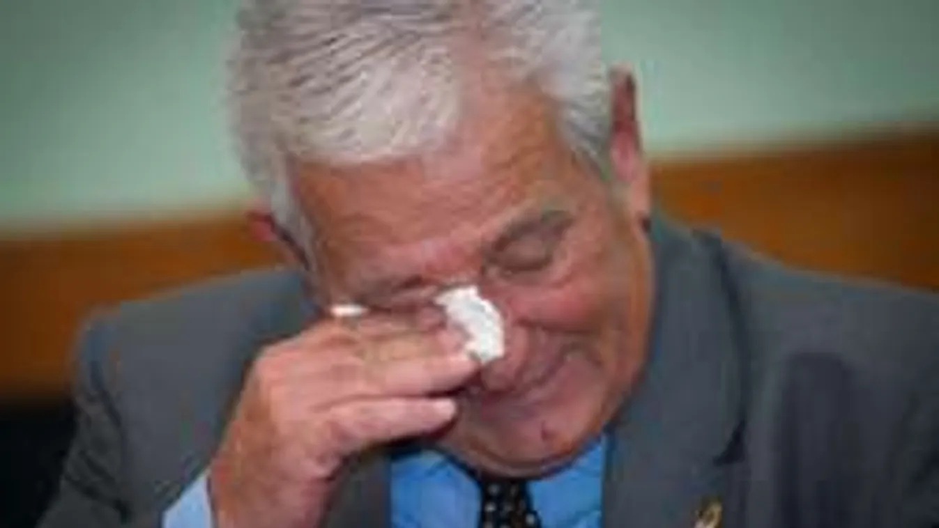 Lázadnak az újságírók, elvehetik Kiss László díjait!