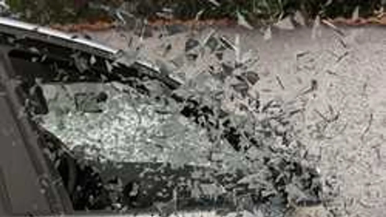 Durva baleset! Feszítővágóval szabadították ki a sofőrt