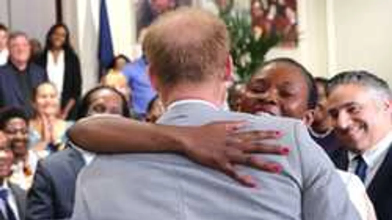 Leleplező fotó: Harry herceg lassan lekörözi Vilmost kopaszodásban