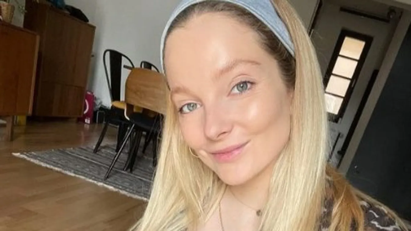 Pucéran pózolt Mihalik Enikő