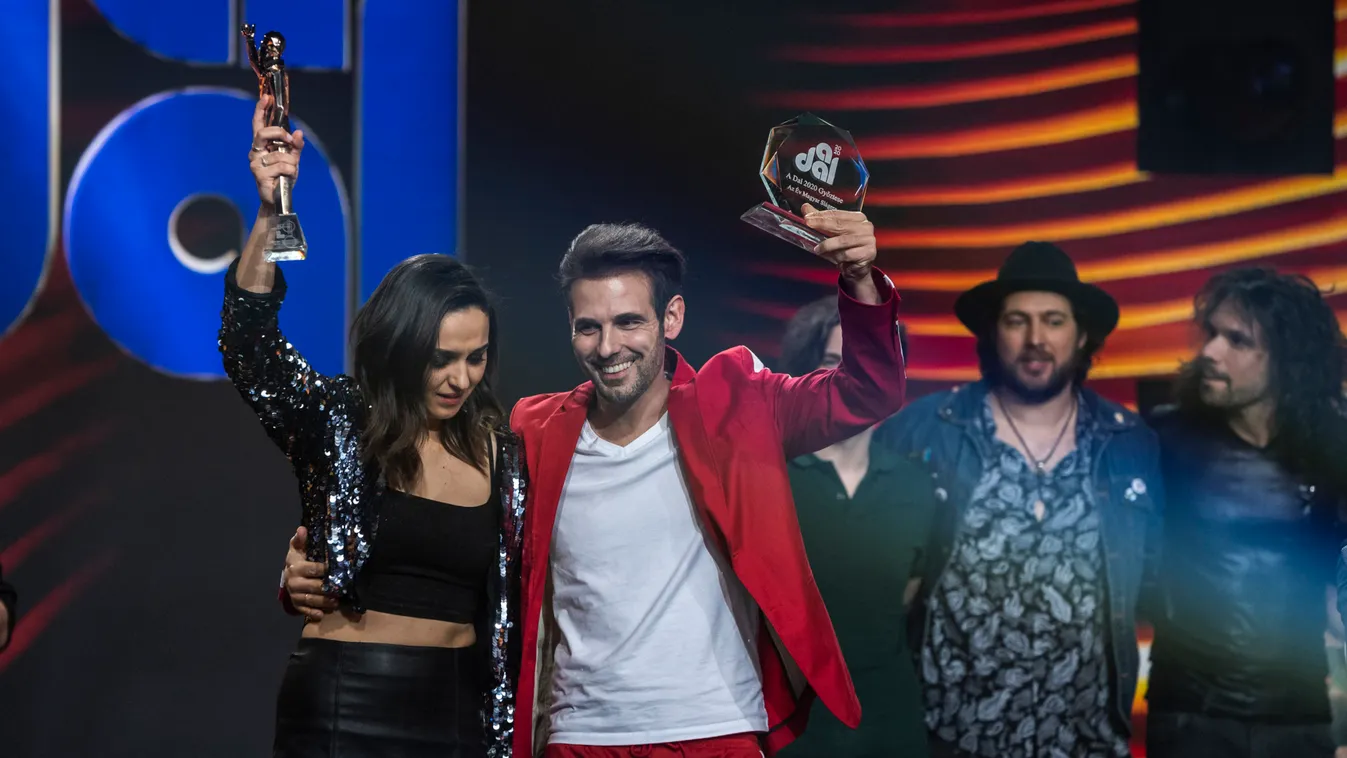 Megint beletenyerelt: Kényes témával robbantott a magyar énekes