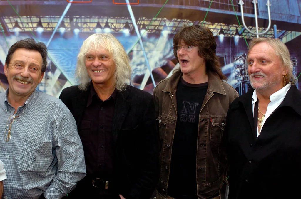 Budapest, 2005. november 28. Mihály Tamás basszusgitáros, Kóbor János énekes, Debreczeni József dobos és Benkõ László billentyûs, zenekarvezetõ, az Omega együttes tagjai a Komédium Színházban, ahol a rocktörténeti sorozat keretében megnyílt az Omega ereklyéit, egykori hangszereit, lemezborítóit, fellépõruháit és kordukomentumokat bemutató kiállítás. MTI Fotó: Soós Lajos