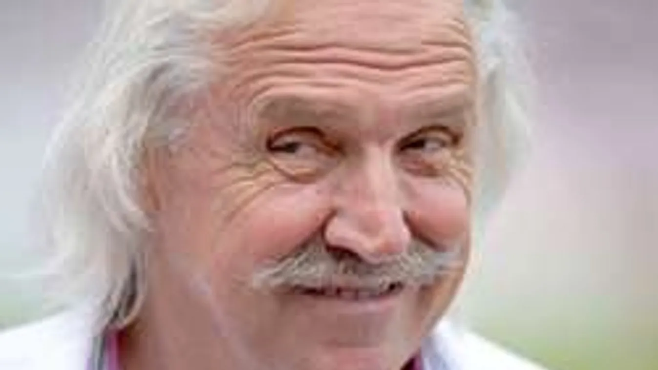 Télapónak öltözve énekel az edzőlegenda