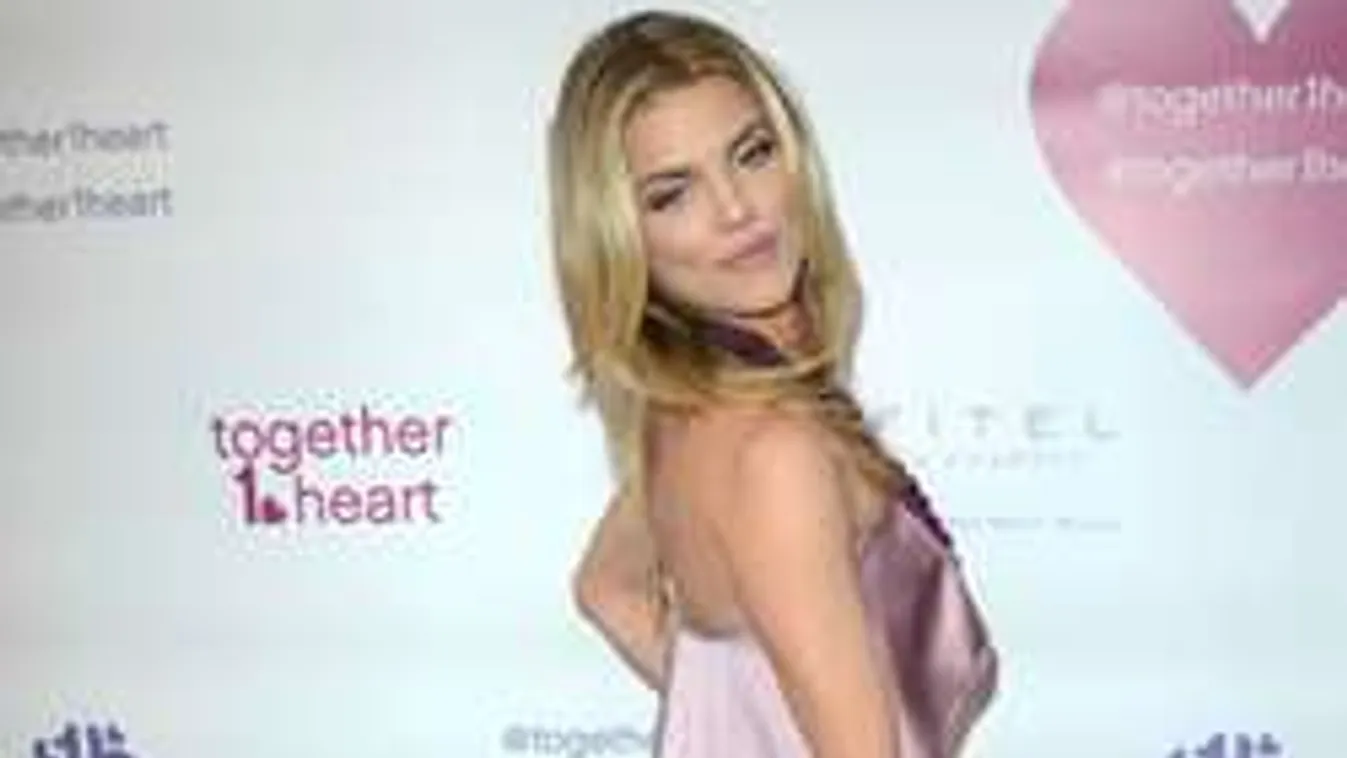 Topless képet küldött rajongóinak a dögös színésznő