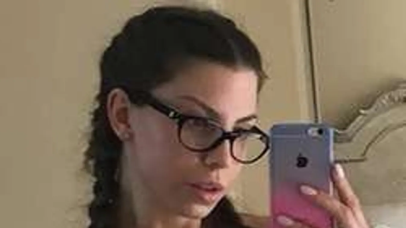 Keményen bevágott a bugyi a hatalmas mellű fitneszmodellnek!