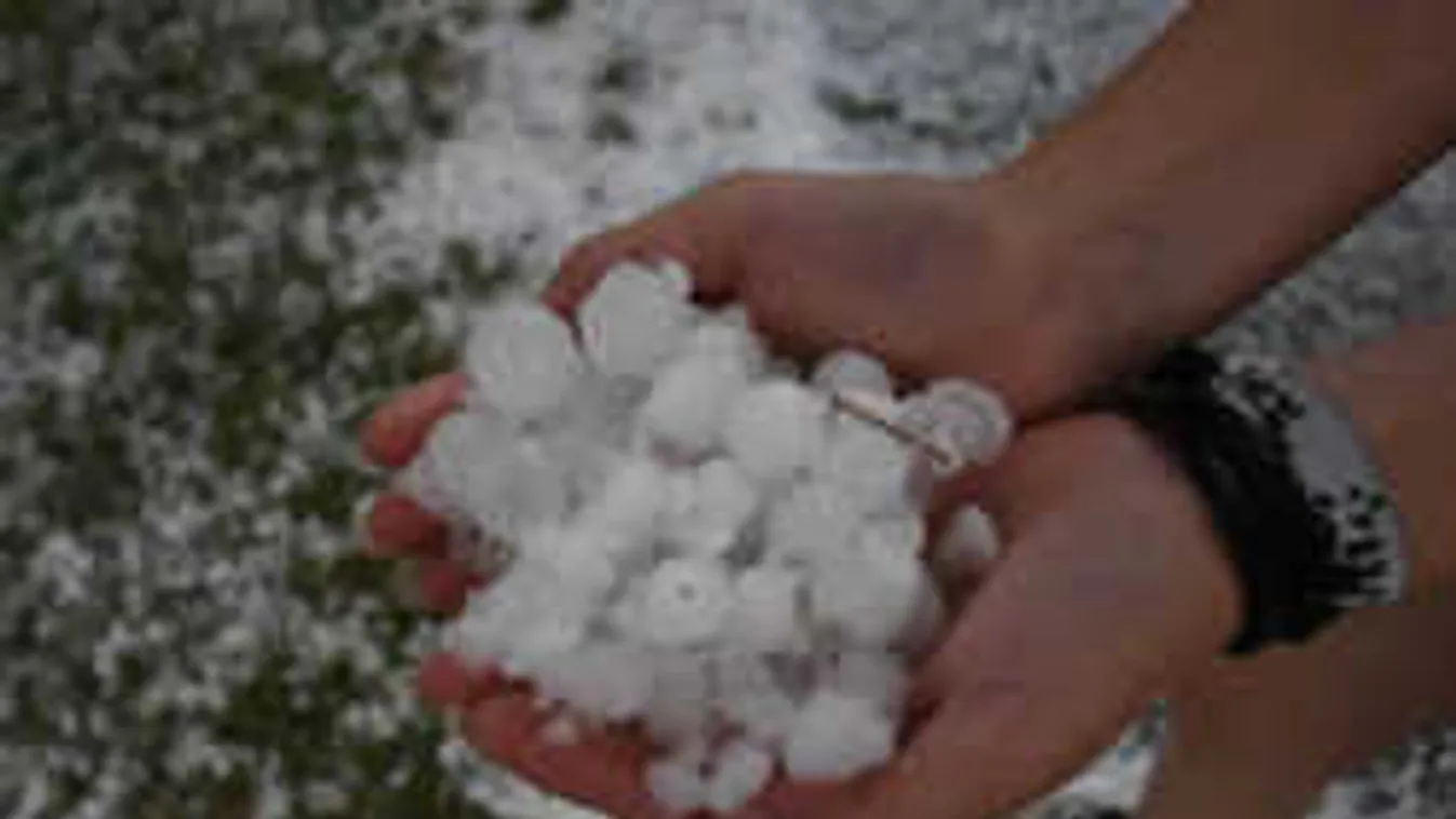 Ez durva, térdig érő jég esett Szlovéniában, rövidnadrágban lapátolták